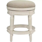 55 Downing Street Oliver Wood Tabouret de bar pivotant Blanc vieilli 62,2 cm de haut Coussin rond traditionnel crème avec repose-pieds pour îlot de cuisine