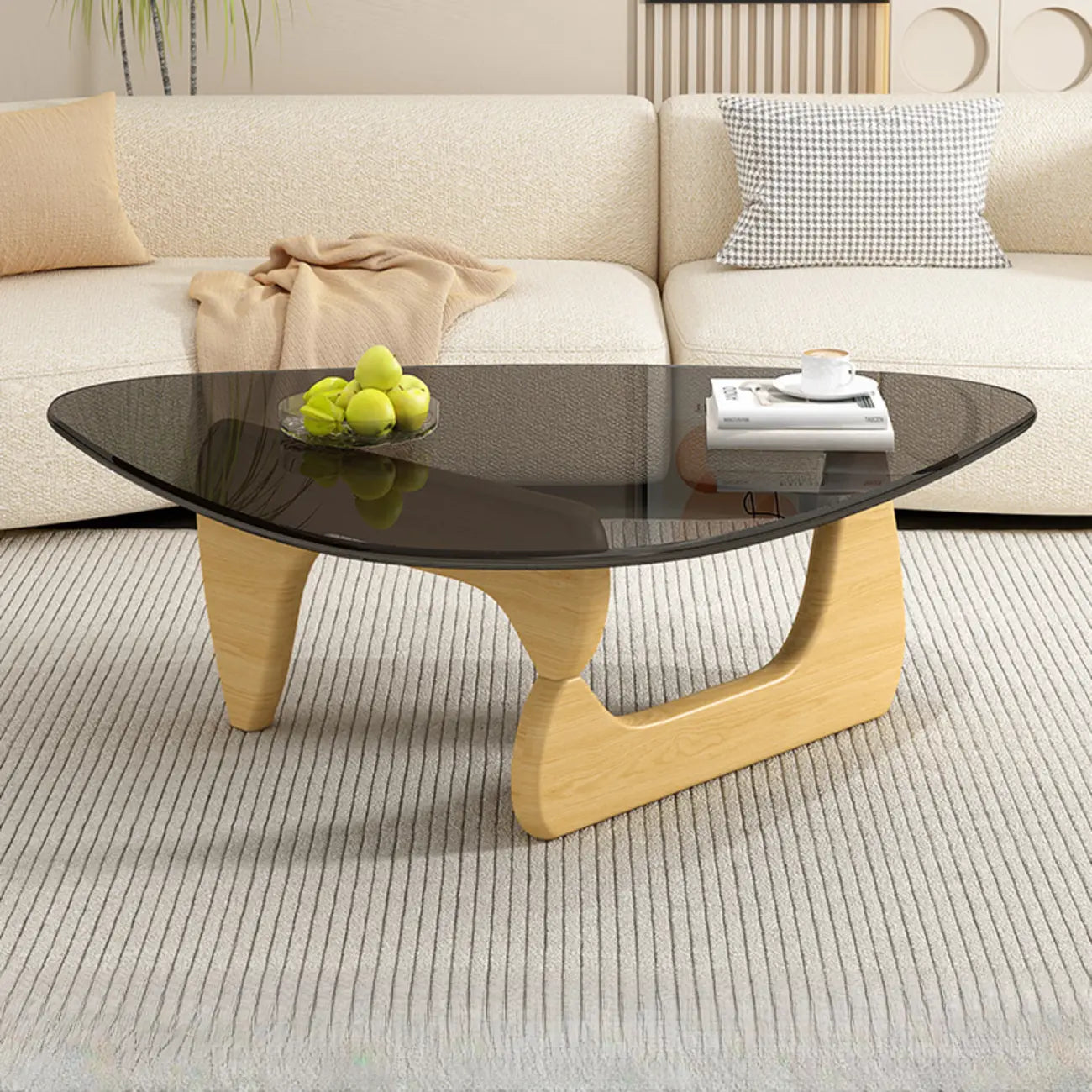 Table basse triangulaire en bois avec plateau en verre