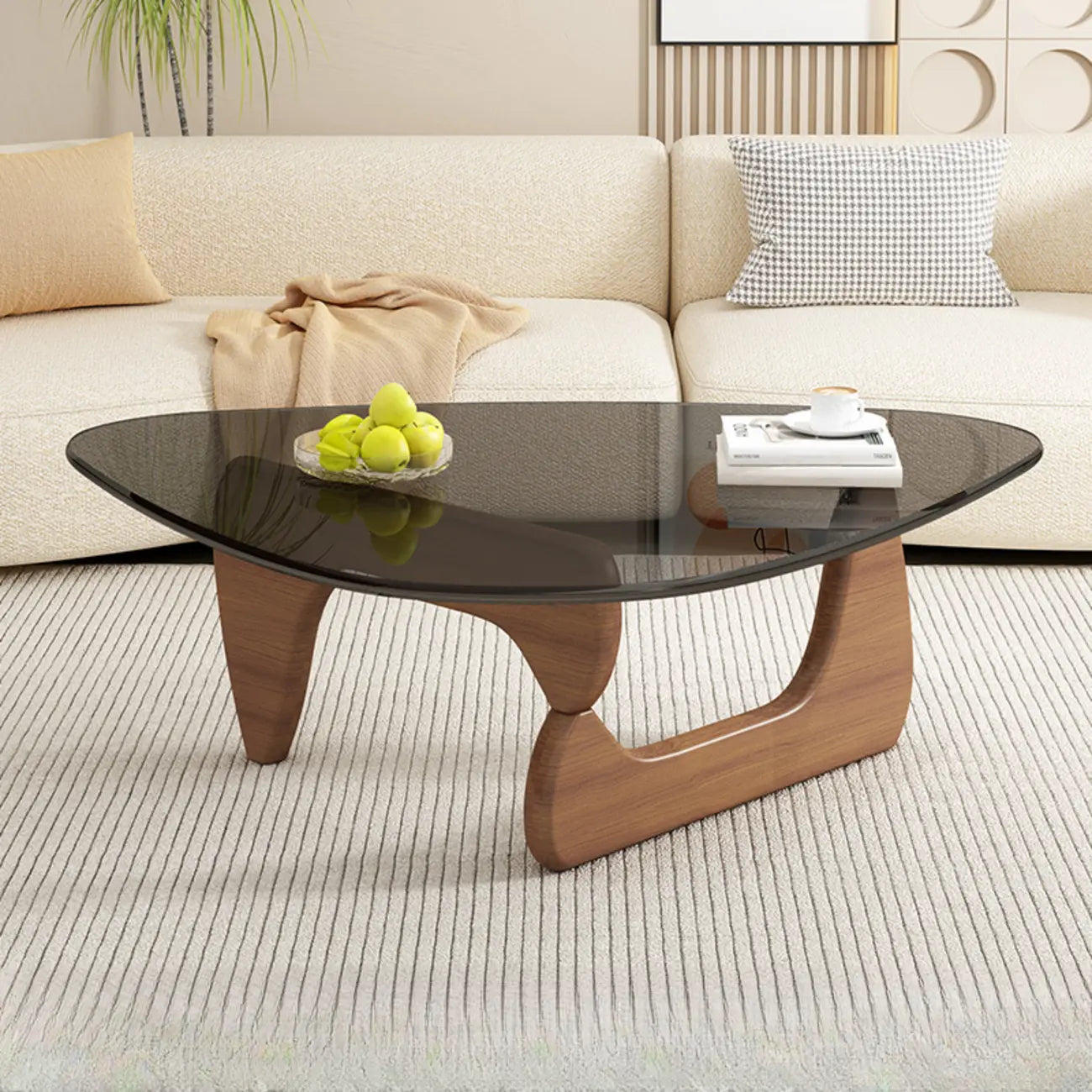 Table basse triangulaire en bois avec plateau en verre