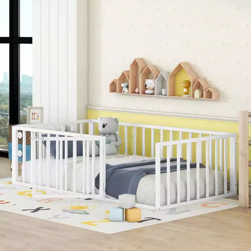 Okak Lit en métal pour enfant jumeau/double/grand, cadre de lit avec clôture surélevée et porte verrouillable, lit pour enfant pour chambre d'enfant et salle de jeux