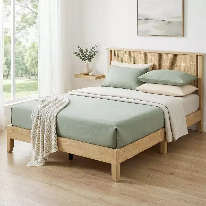 Cadre de lit plateforme Dyonery Queen Size en rotin et bois - Tête de lit bohème naturelle, lattes en bois robustes, silencieux, aucun sommier tapissier requis, poids maximal de 360 kg