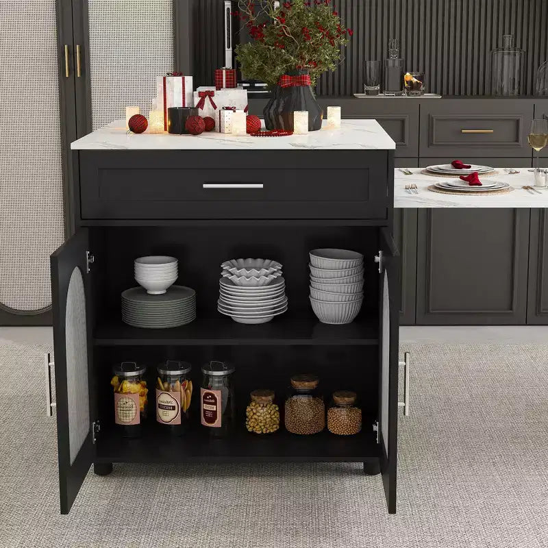 Îlot de cuisine avec table à manger, comptoir effet grain de bois avec prise de courant, desserte de rangement mobile avec armoire et 2 tiroirs, table de préparation de cuisine