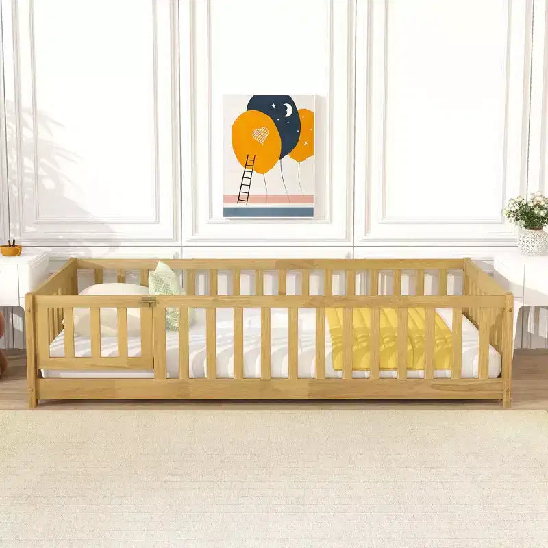 Lit au sol double Bellemave avec clôture et porte, cadre de lit Montessori bas pour enfants, bois d'hévéa massif, barrières de sécurité, assemblage facile