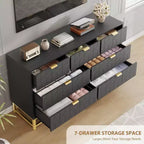 Commode pour chambre à coucher, commode de 136 cm de large avec 7 tiroirs, poignées et pieds en métal doré, commode moderne pour placard, couloir