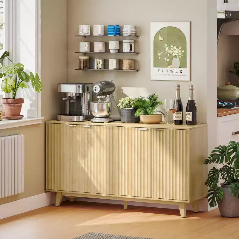 Bahut Homcom à portes cannelées avec rangement, buffet de rangement moderne de 140 cm avec 4 portes, 2 étagères réglables et 5 pieds en bois