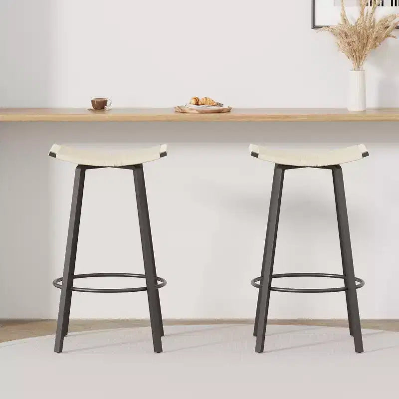 MAYEERTY Lot de 2 tabourets de bar sans dossier hauteur comptoir, PVC tressé, repose-pieds rond, utilisation intérieure/extérieure Noir Blanc Crème