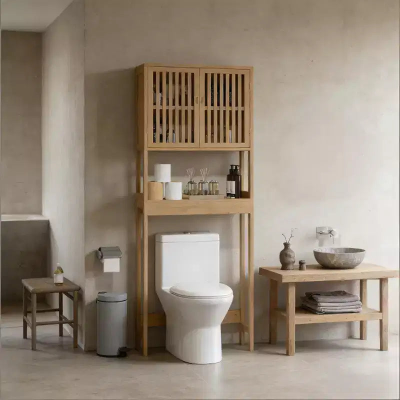 Meuble de rangement vertical en bambou GDFStudio Rhett à poser au-dessus des toilettes avec étagères réglables et portes à lattes
