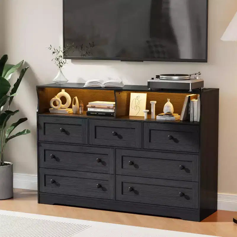Commode en bois à 7 tiroirs avec station de recharge USB et lumières LED - Coiffeuse moderne avec 2 niches ouvertes pour chambre à coucher, salon, placard ou chambre d'enfant