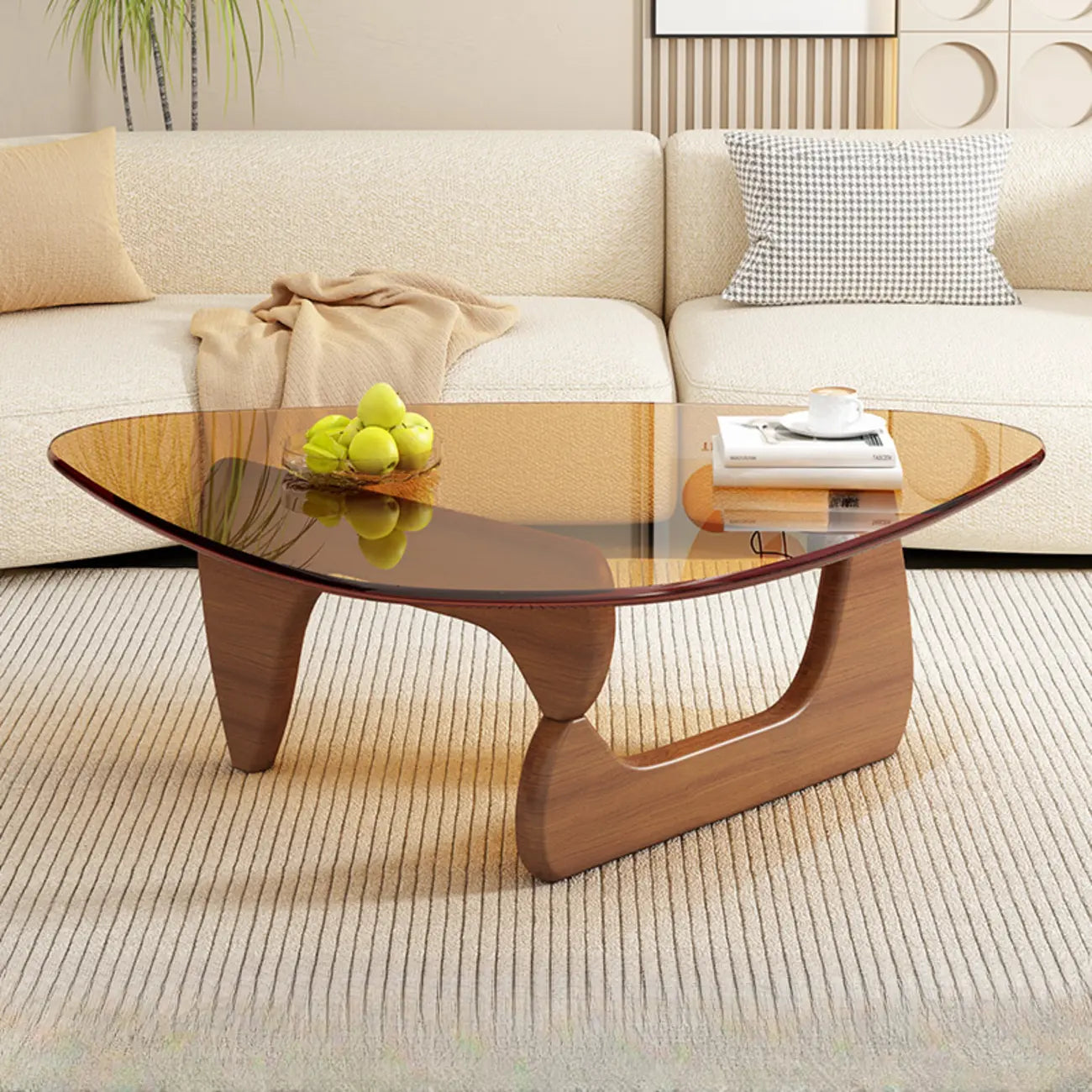 Table basse triangulaire en bois avec plateau en verre