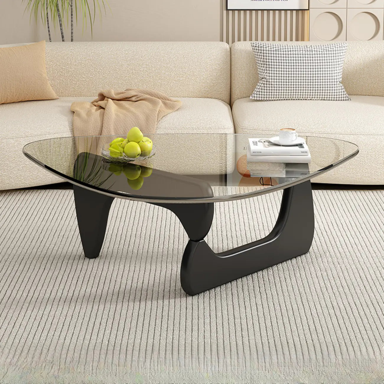 Table basse triangulaire en bois avec plateau en verre